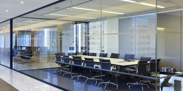 Цельностеклянные перегородки: преимущества применения