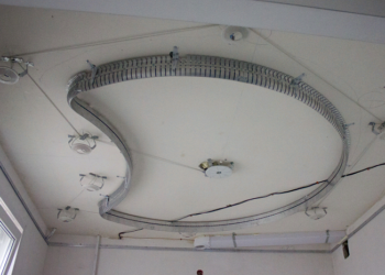 Двухуровневые натяжные потолки: достоинства и установка