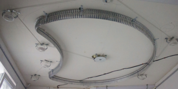 Двухуровневые натяжные потолки: достоинства и установка