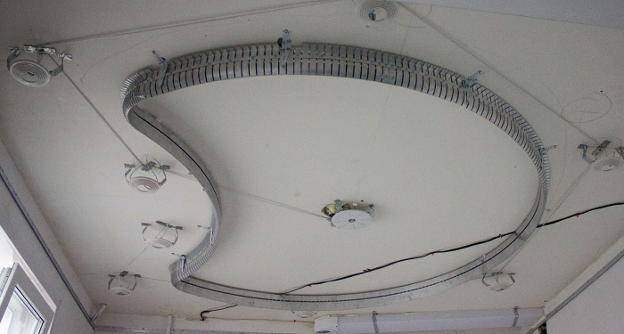 Двухуровневые натяжные потолки: достоинства и установка