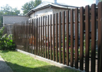 Достоинства и правила установки забора из евроштакетника