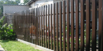 Достоинства и правила установки забора из евроштакетника