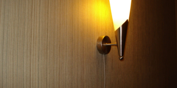 Настенные светильники: виды, достоинства и установка