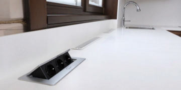 Встроенные розетки в столешницу: достоинства и установка