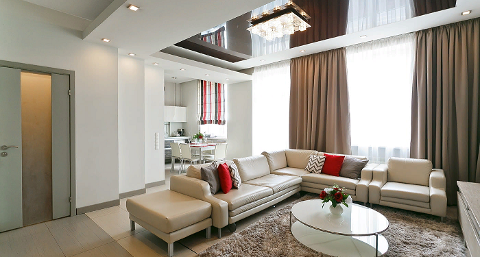 Натяжной потолок для гостиной: выбор и установка