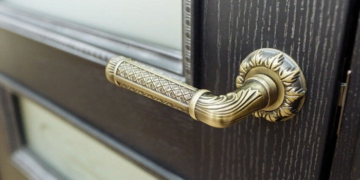 Как правильно установить дверную ручку: на что обратить внимание