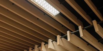 Потолочные рейки из дерева: достоинства и установка