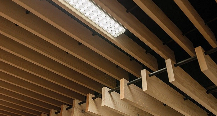 Потолочные рейки из дерева: достоинства и установка