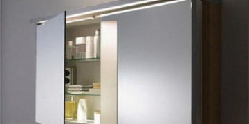 Зеркальный шкаф в ванную: достоинства, выбор и установка