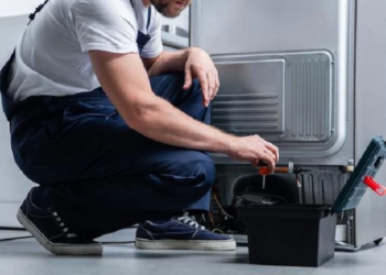 Шаги по устранению шумов и вибраций холодильника во время работы: подробное руководство