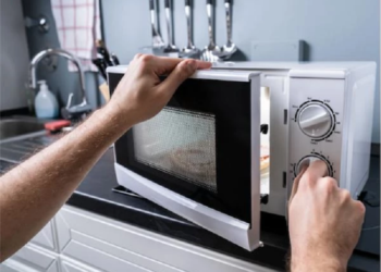 Использование микроволновой печи: основные запреты и меры предосторожности