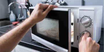 Использование микроволновой печи: основные запреты и меры предосторожности