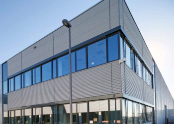 Понятие о ленточном остеклении фасада и технология