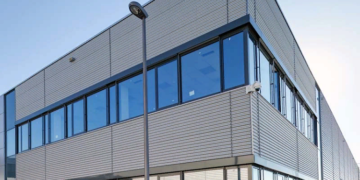 Понятие о ленточном остеклении фасада и технология