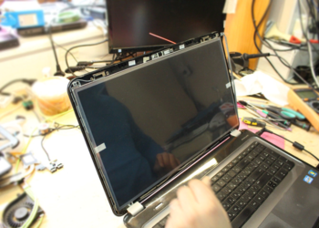 Разбитый экран в ноутбуке: что делать и советы по замене