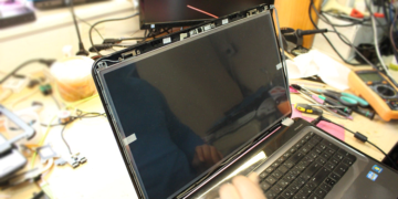 Разбитый экран в ноутбуке: что делать и советы по замене