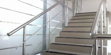 Особенности изготовления лестницы из нержавейки и монтаж