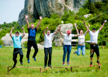Выездной тимбилдинг: достоинства, понятие и организация