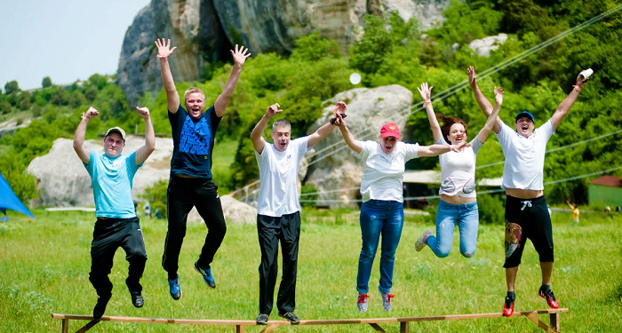 Выездной тимбилдинг: достоинства, понятие и организация