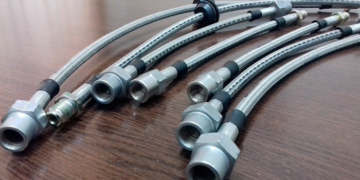 Тормозной шланг автомобиля: разновидности и советы по выбору