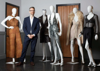 Женские костюмы: требования, разновидности и советы по выбору