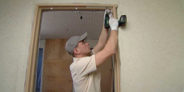 Установка межкомнатной двери в кирпичную стену и рекомендации