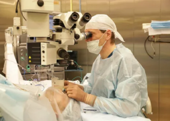 Витреоретинальный хирург: понятие, обязанности и особенности