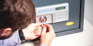 Как поступить, если вы забыли ключ от сейфа