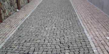 Кладка бруківки з граніту: що потрібно знати та поради