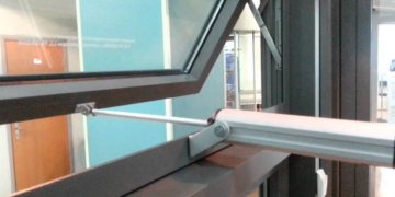 Электропривод на окна: достоинства, устройство и монтаж