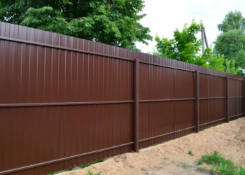 Забор из профнастила: требования, преимущества и установка