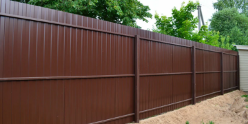 Забор из профнастила: требования, преимущества и установка