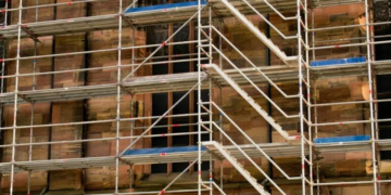 Распространенные ошибки при установке лесов и их последствия