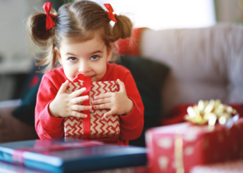 Как выбрать подарок, который порадует ребенка: идеи и советы