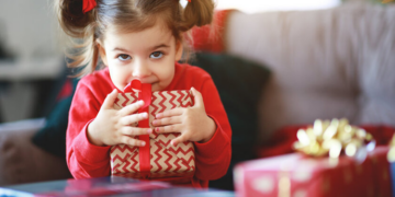 Как выбрать подарок, который порадует ребенка: идеи и советы