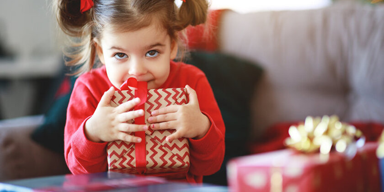 Как выбрать подарок, который порадует ребенка: идеи и советы