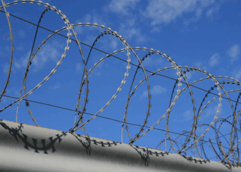 Основные этапы самостоятельного монтажа колючей проволоки Гюрза