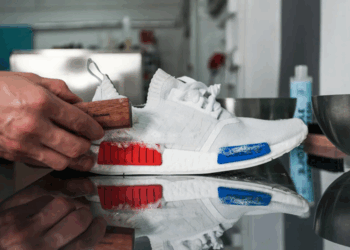 Как выполняется чистка кроссовок: технология, правила и советы