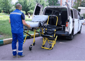 Как правильно перевозить лежачих больных