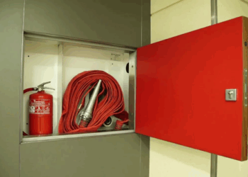 Установка встроенного пожарного шкафа закрытого типа