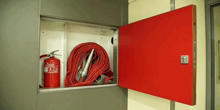 Установка встроенного пожарного шкафа закрытого типа