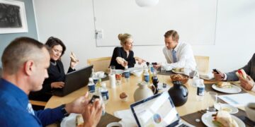 Достоинства бизнес-завтраков: эффективное начало рабочего дня