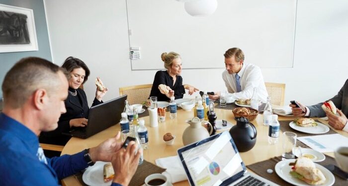 Достоинства бизнес-завтраков: эффективное начало рабочего дня
