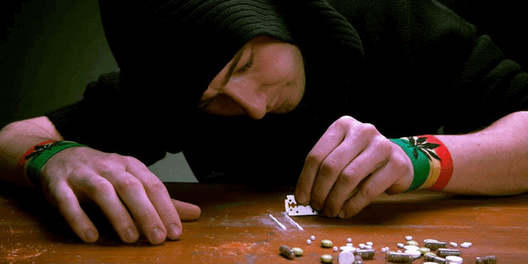 Первые симптомы наркомании: описание и виды