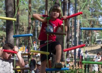 Детские игры и квесты в верёвочном парке: чем занять маленьких гостей