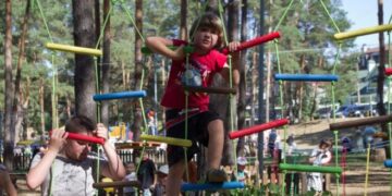 Детские игры и квесты в верёвочном парке: чем занять маленьких гостей