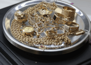 Сдача украшений в ломбард: особенности и нюансы