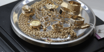Сдача украшений в ломбард: особенности и нюансы