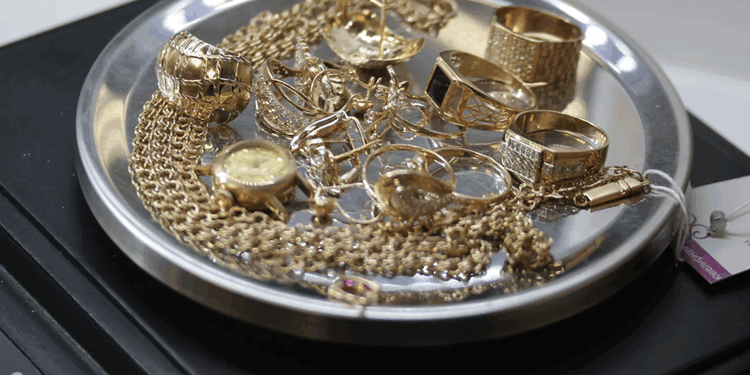 Сдача украшений в ломбард: особенности и нюансы