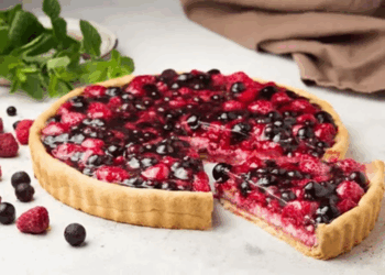 Пирог из ягод: правила и особенности приготовления